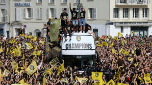 Rugby: sur le vieux port de La Rochelle, communion entre joueurs et supporters