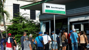 Cubanos resisten la bancarización de la economía de la isla 