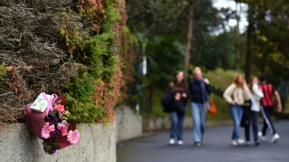 Professeure tuée au Pays basque: fleurs devant son lycée, minute de silence à 15h