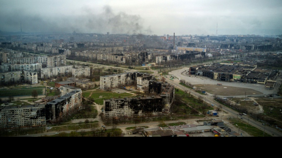 Dans le port de Marioupol dévasté, avec les bombardements d'Azovstal en fond sonore