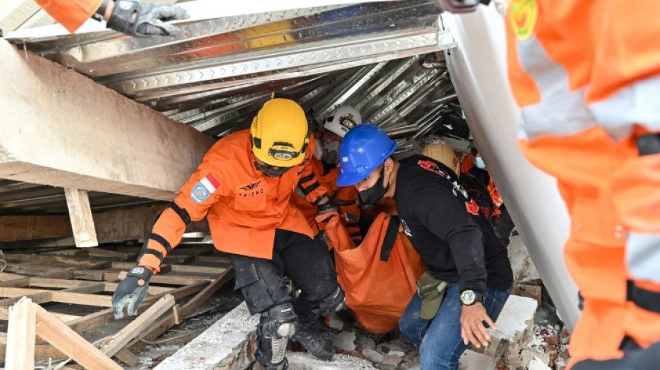 Un niño de 6 años rescatado con vida dos días después del sismo en Indonesia