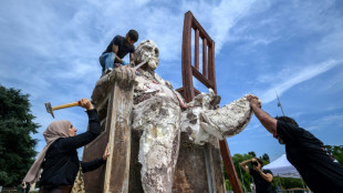 Escultor sírio destrói uma de suas obras em frente à sede da ONU, em memória dos desaparecidos