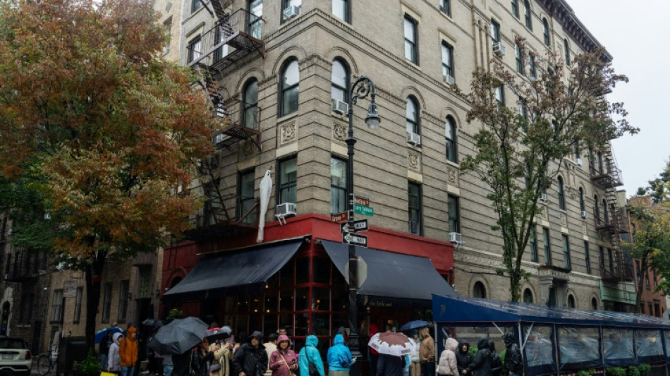 Los fans despiden a Mathew Perry en el rincón de "Friends" en Nueva York