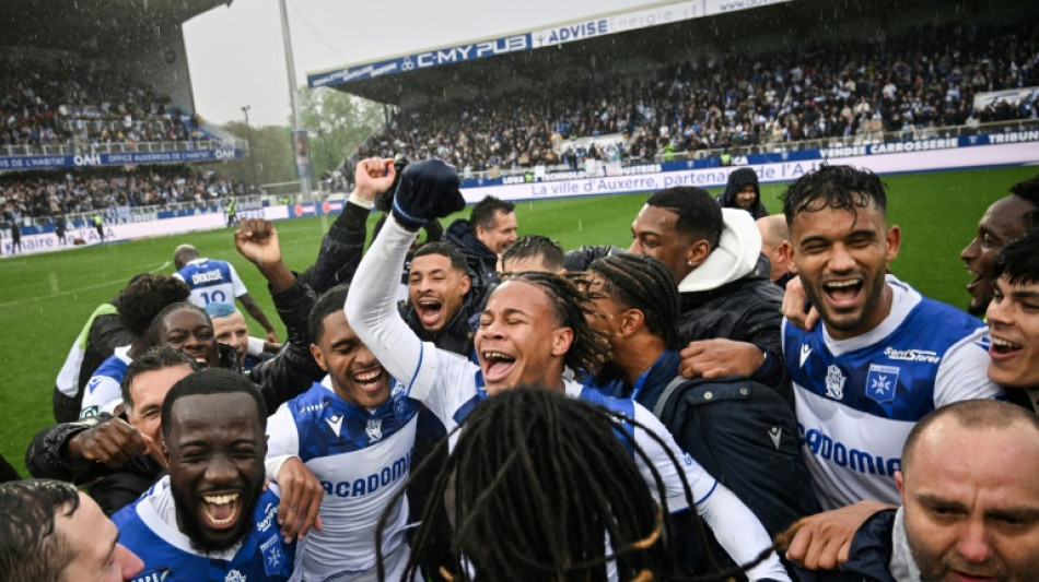 Ligue 2: Auxerre virtuellement en L1, Saint-Etienne freiné