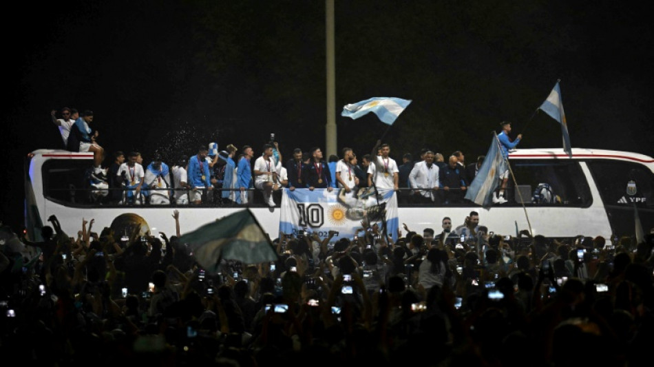 Con Messi en cabeza, los campeones del mundo llegan como héroes a Argentina