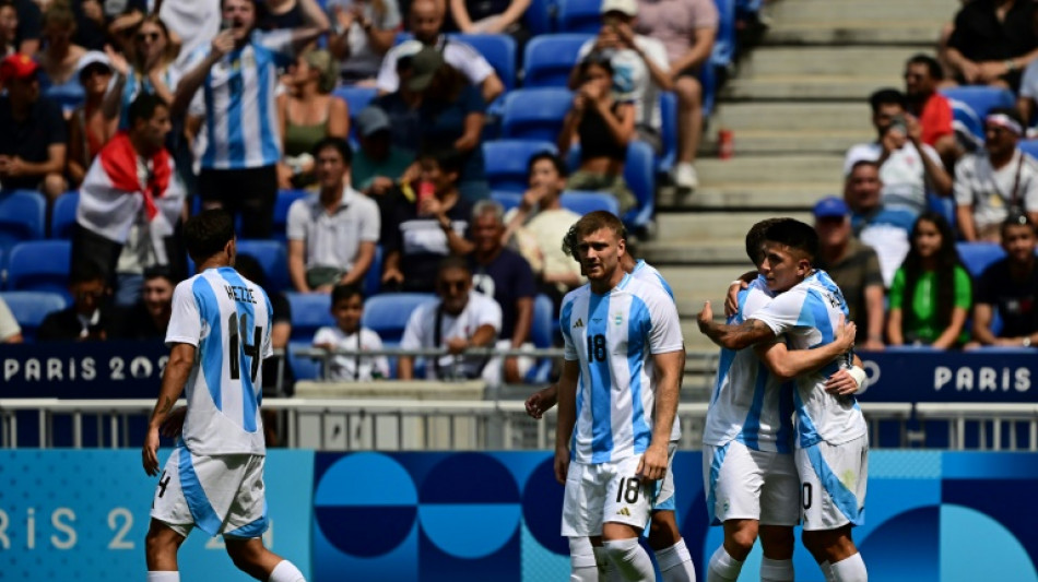 Argentina vence Iraque (3-1) e segue viva no futebol masculino de Paris-2024