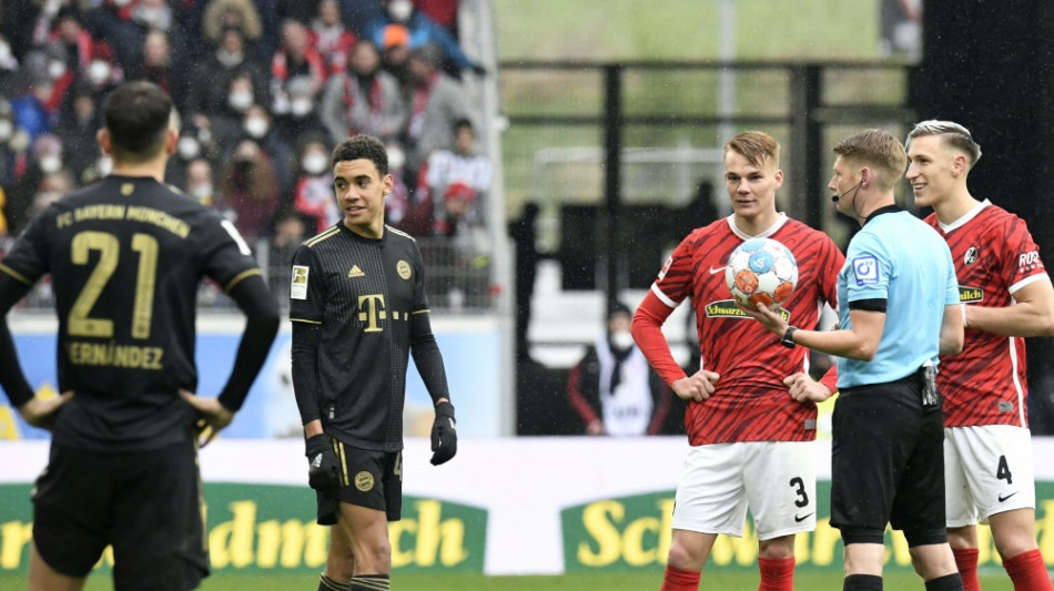 Zwölf Mann auf dem Feld: Bayern muss um Punkte bangen