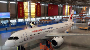 China realiza primera entrega de un avión de pasajeros de fabricación propia