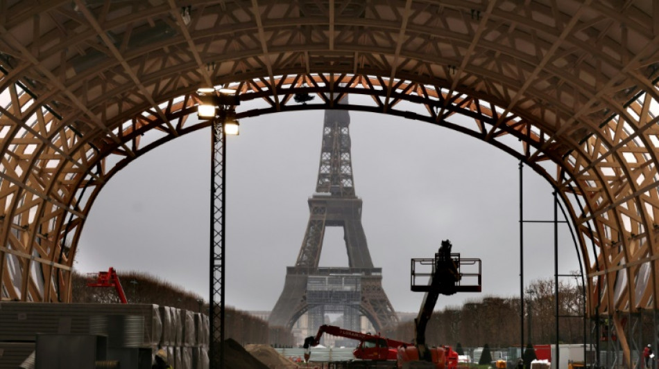 En un París en obras, los turistas despliegan su ingenio para tomarse una foto