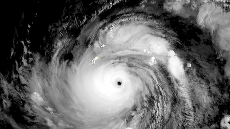 La isla estadounidense de Guam se prepara para el impacto del supertifón Mawar