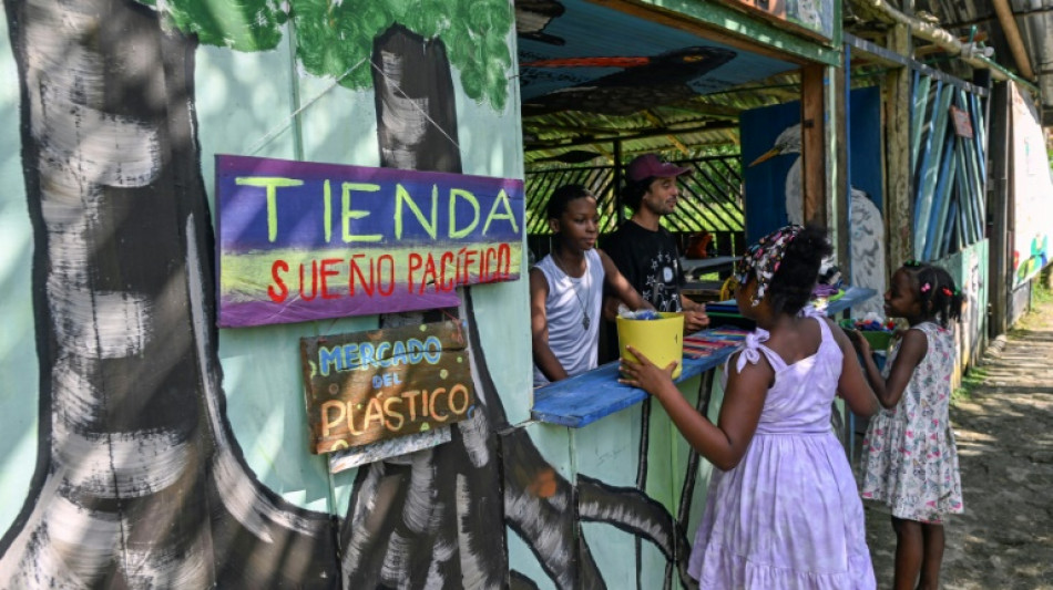 'Moedas' de plástico alimentam a economia sustentável nas praias paradisíacas da Colômbia