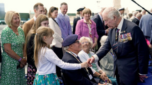 Carlos III pronuncia un emotivo discurso en los actos del Día D en Inglaterra