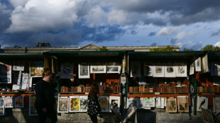 JO-2024: Macron a décidé de renoncer au déplacement des bouquinistes des quais de Seine