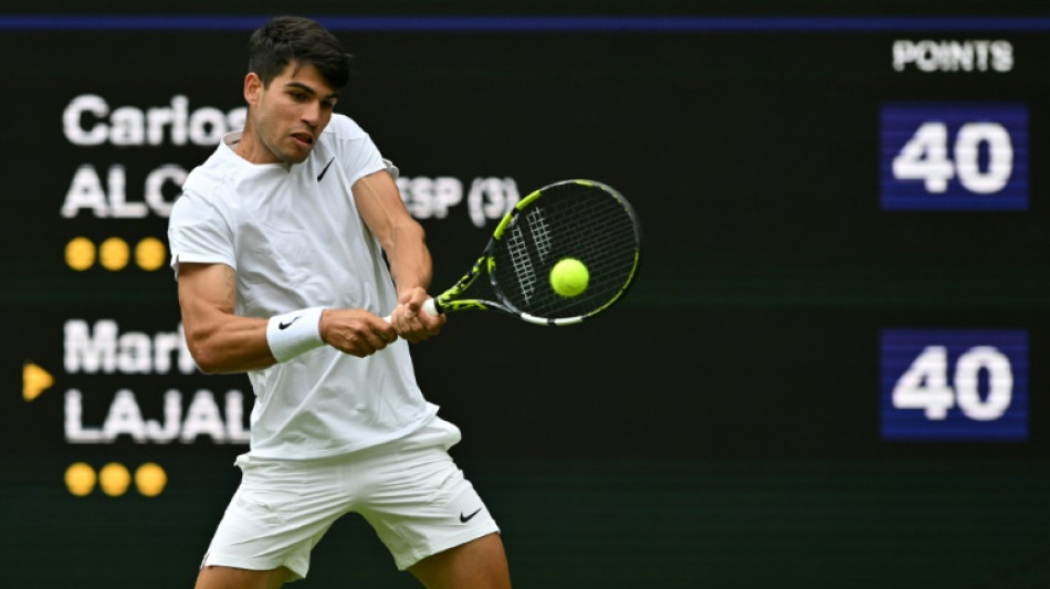Alcaraz vence en su debut en Wimbledon ante un batallador Lajal