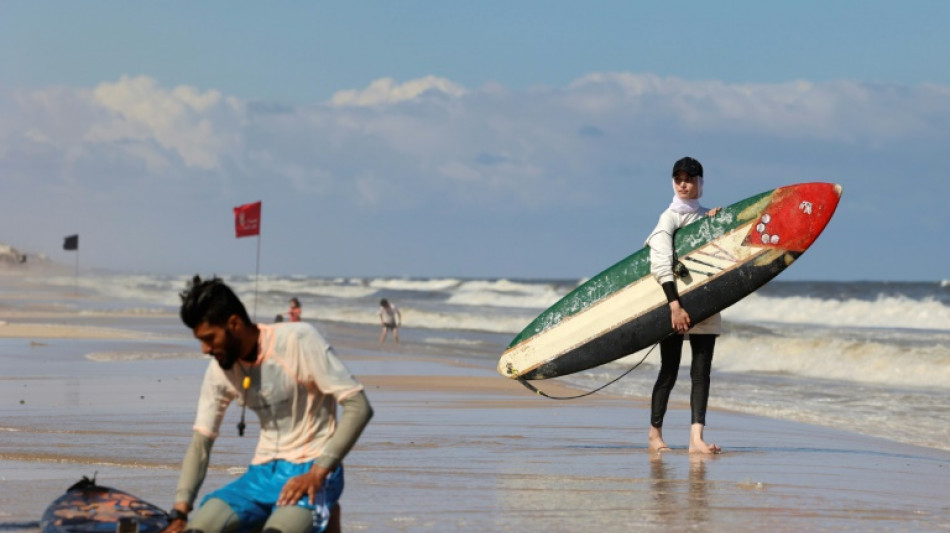Nadando o surfeando, los gazatíes vuelven a disfrutar del agua limpia