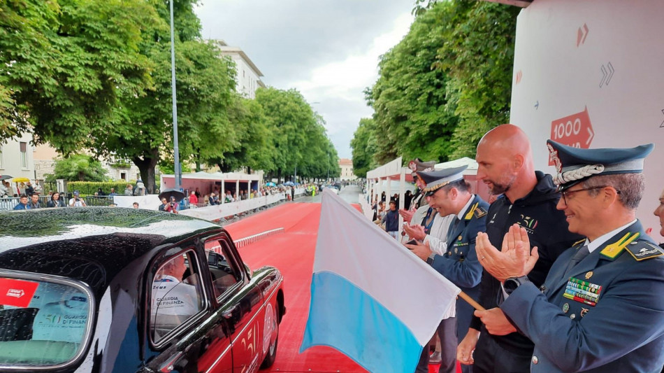 Mille Miglia:Guardia Finanza fa tappa a Roma con 2 auto storiche