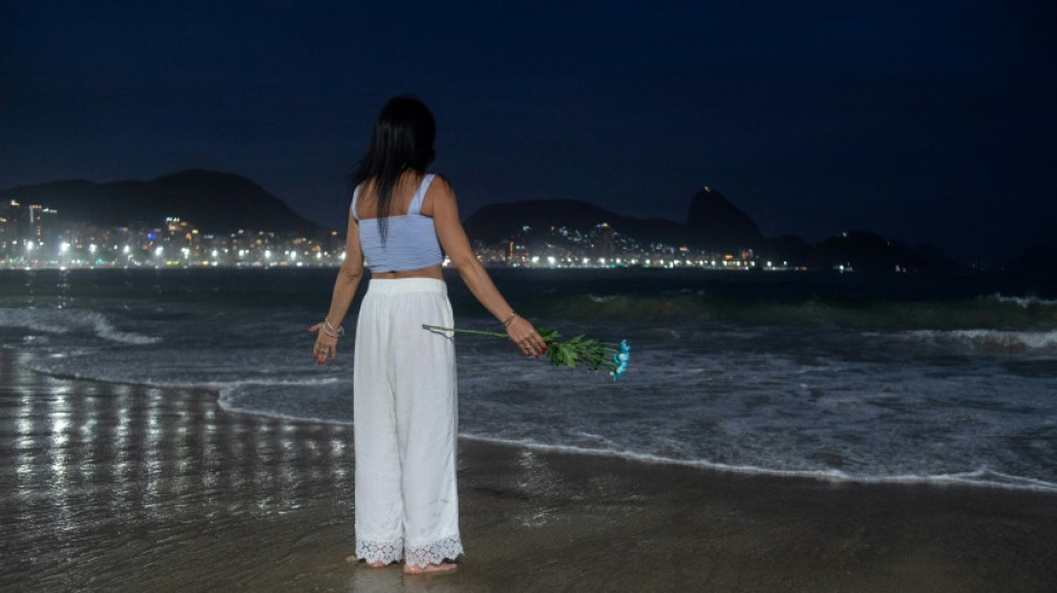 Milhares de pessoas se reúnem para receber o Ano Novo na praia de Copacabana