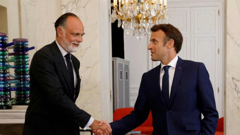 Macron veut "bâtir des compromis" et met les oppositions sous pression