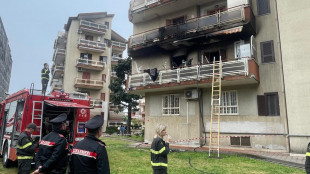 Incendio in palazzina nel Napoletano, una donna ferita