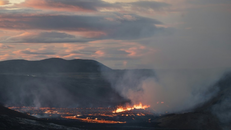 Una nueva erupción atrae a curiosos en Islandia