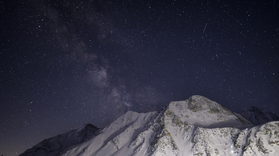 Tre antiche stelle sono in fuga alla periferia della Via Lattea