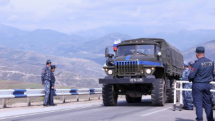 Separatistas entregam armas em Nagorno-Karabakh, que recebe primeiro combio humanitário