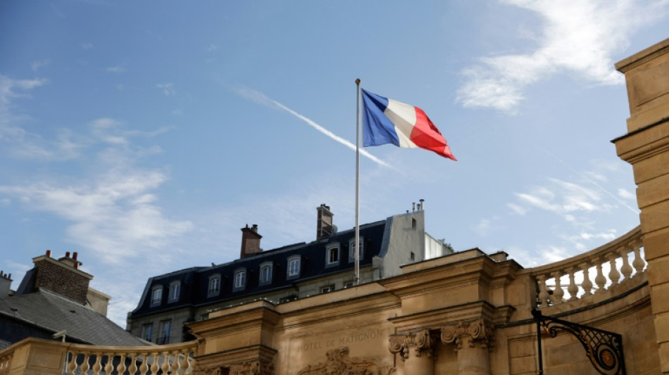 Matignon: Macron presse tour à tour droite et gauche sur les noms de Bertrand et Cazeneuve