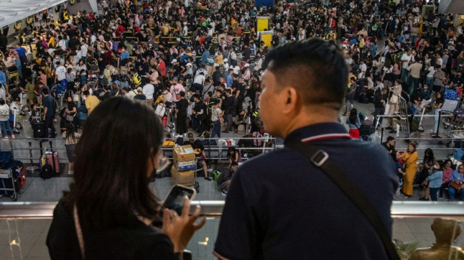 Miles de personas varadas en aeropuertos de Filipinas por problema técnico