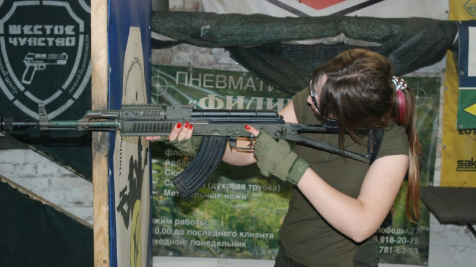 Mujeres ucranianas se entrenan en una escuela de guerrilla urbana en Zaporiyia