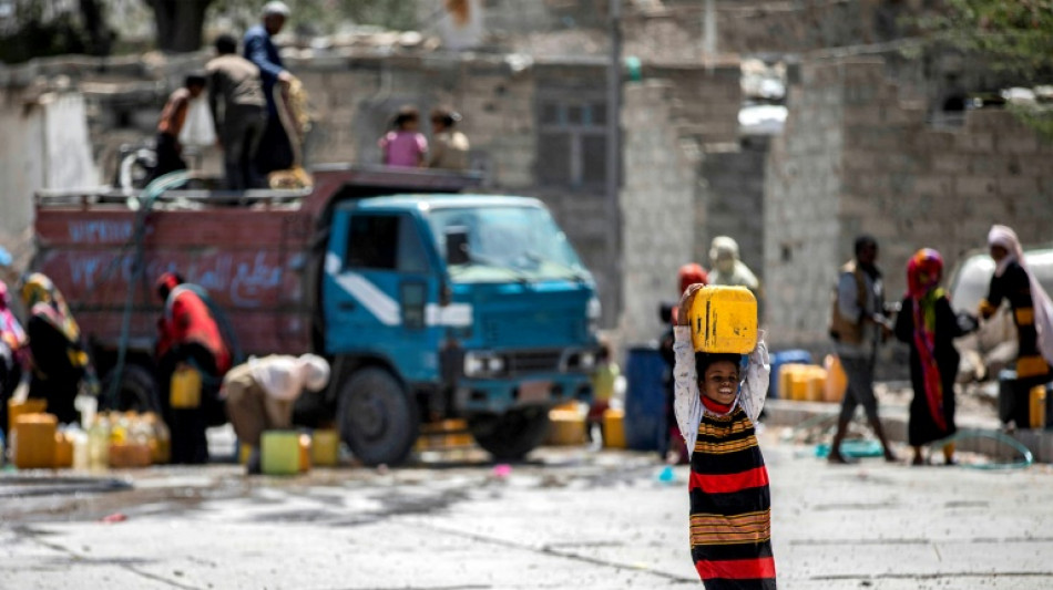 En Yemen, los niños van a buscar agua en lugar de ir a la escuela