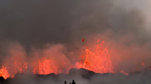 Curiosos acuden a un volcán islandés a ver lava "tan naranja como el sol"