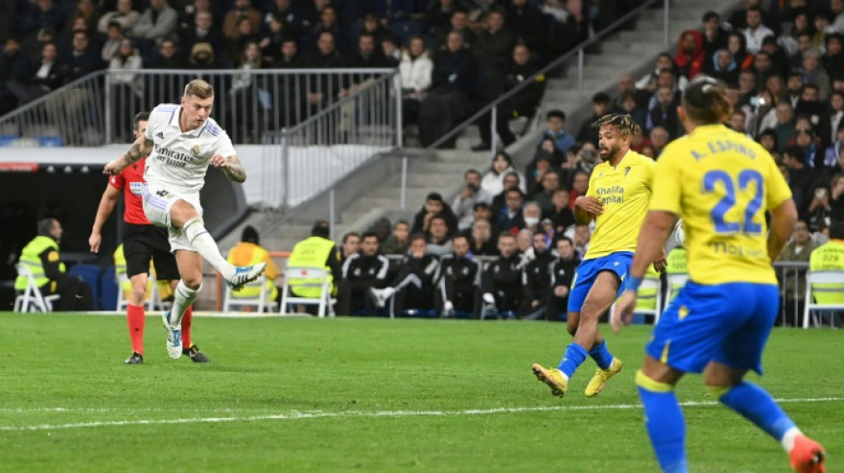 El Real Madrid cumple ante el Cádiz y sigue de cerca al Barcelona