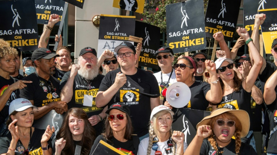 Greve em Hollywood continua após suspensão das negociações