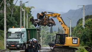 Nouvelle-Calédonie : vaste opération de déblayage et prolongation du couvre-feu