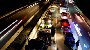 Convoi d'agriculteurs en colère près de la base de Villacoublay