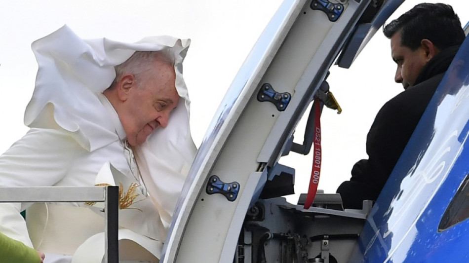 Le pape, diminué, emprunte une plateforme élévatrice pour monter à bord de son avion