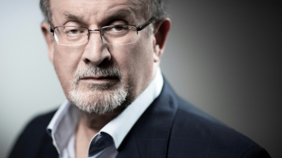 Salman Rushdie en voie de rétablissement, sa famille "soulagée"