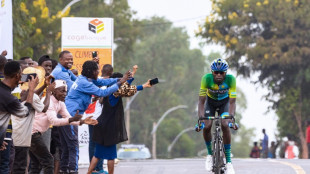 El camino lleno de obstáculos de un ciclista ruandés hacia la cima