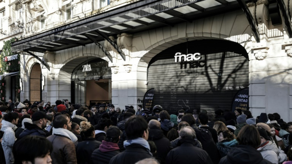 Trop de monde pour le déstockage de la Fnac des Champs-Elysées, le magasin ferme jusqu'à lundi