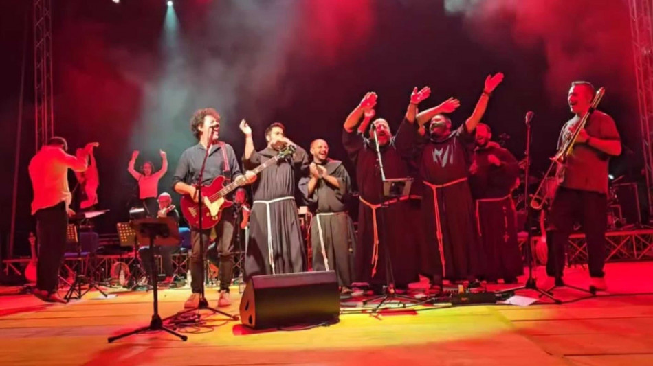 Anche i frati a ballare sul palco al concerto di Max Gazzé