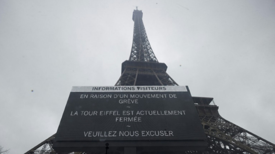 Paris: la grève s'enlise, vers un troisième jour de fermeture de la Tour Eiffel