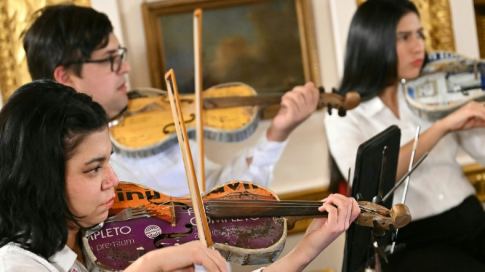 Orquestra paraguaia transforma lixo de aterro sanitário em música