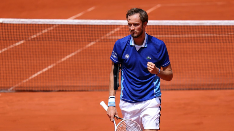 Medvedev cruises into French Open last 16