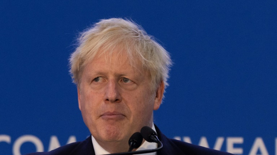 Malgré de sévères revers électoraux, Boris Johnson déterminé à "continuer"