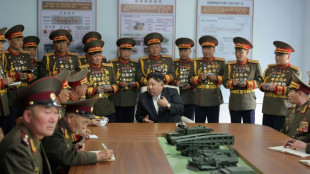 Corée du Nord: Kim supervise le test d'un lance-roquettes multiple