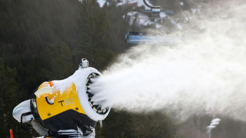 Pyrénées: la neige artificielle, planche de salut du ski à Font Romeu