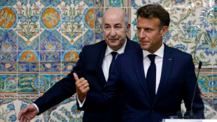 Macron en Algérie appelle à "regarder le passé avec courage" 