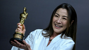 Oscarizada Michelle Yeoh insta a mujeres a no dejarse "encasillar"