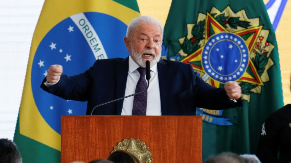 Brésil: Lula signe un décret pour limiter l'accès aux armes