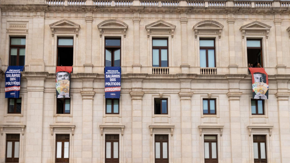 Portogallo: estrema destra tappezza il Parlamento di manifesti